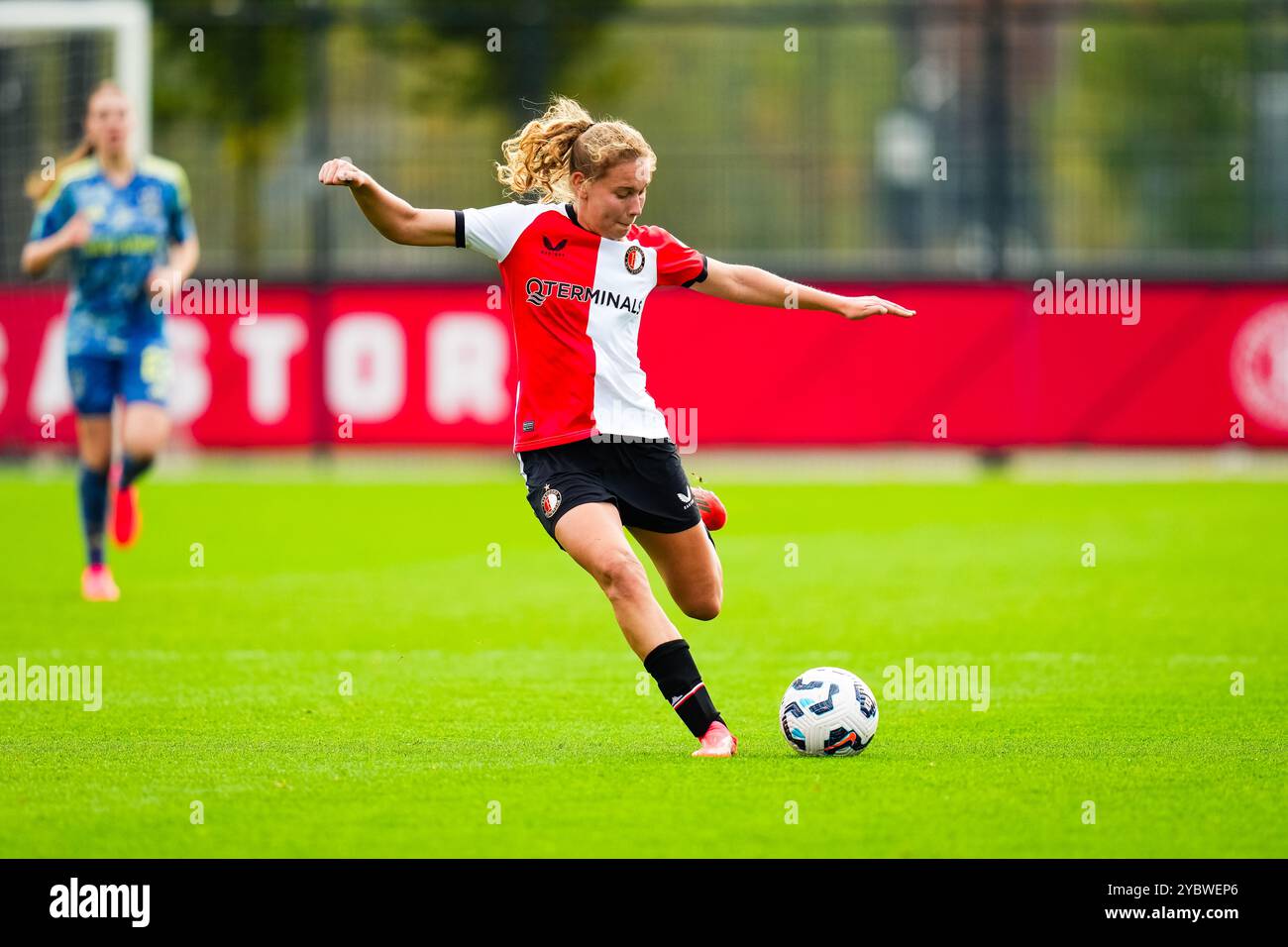 Rotterdam - Jarne Teulings aus Feyenoord Rotterdam während der vierten Runde der Azerion Vrouwen Eredivisie in der Saison 2024/2025. Das Spiel findet zwischen Feyenoord V1 und Ajax V1 in Varkenoord am 20. Oktober 2024 in Rotterdam statt. (VK Sportphoto/Danny de Groot) Stockfoto