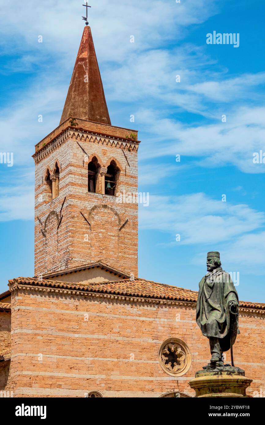 Bronzestatue von Giuseppe Garibaldi auf der Piazza Garibaldi, Foligno, Italien Stockfoto