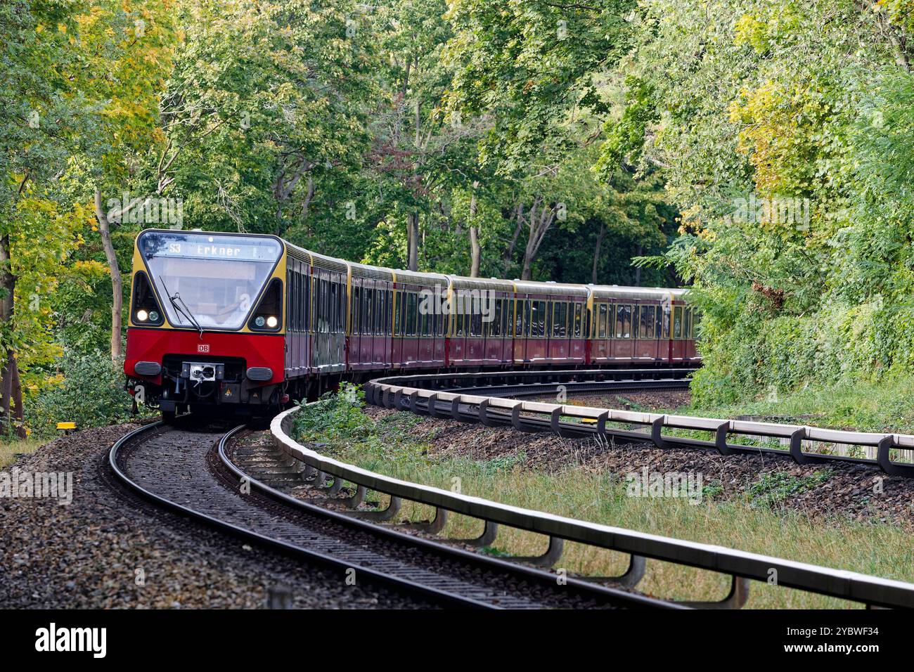 S-Bahnzug nahe Olympiastadion 2024 17.10.2017 Deutschland, Berlin Zug der DB-Tochter S-Bahn Berlin GmbH Alt-BR 480 als Linie S 3 nahe dem Olympiastadion im Berliner Grunewald. *** S-Bahn-Zug in der Nähe des Olympiastadions 2024 10 17 Deutschland, Berliner Zug der DB-Tochtergesellschaft S Bahn Berlin GmbH Alt BR 480 als Linie S 3 in der Nähe des Olympiastadions in Berlin Grunewald Stockfoto