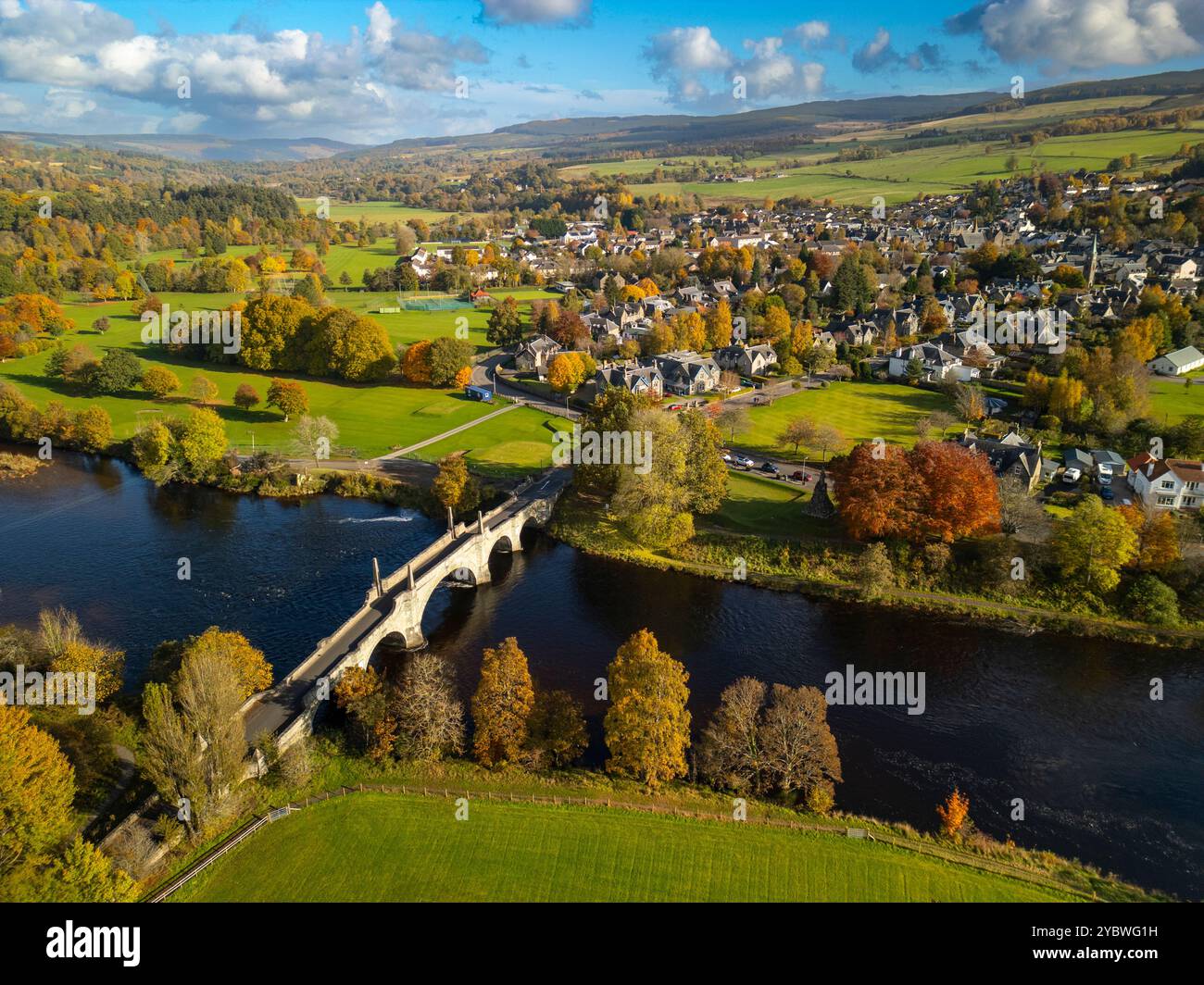 Luftaufnahme von der Drohne der General Wade’s Bridge im Dorf Aberfeldy in Herbstfarben am Fluss Tay, Perth und Kinross, Schottland, Großbritannien Stockfoto