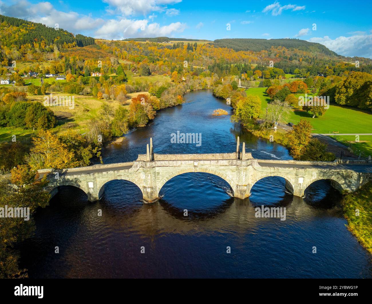 Luftaufnahme von der Drohne der General Wade’s Bridge im Dorf Aberfeldy in Herbstfarben am Fluss Tay, Perth und Kinross, Schottland, Großbritannien Stockfoto