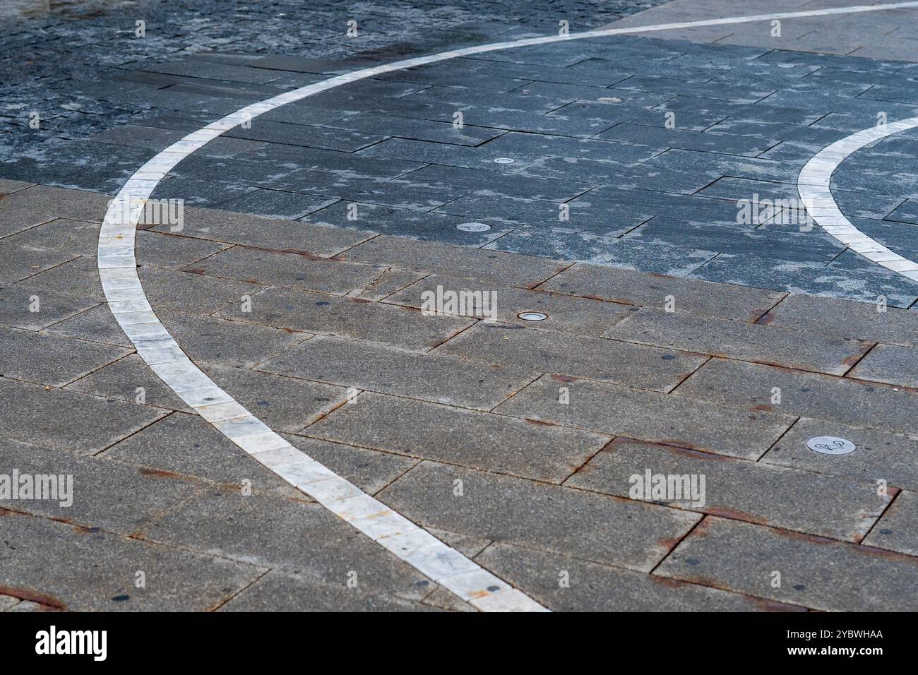 Geschwungene weiße Linien: Fahrradzone auf dem Gehsteig in der Urban Street Stockfoto