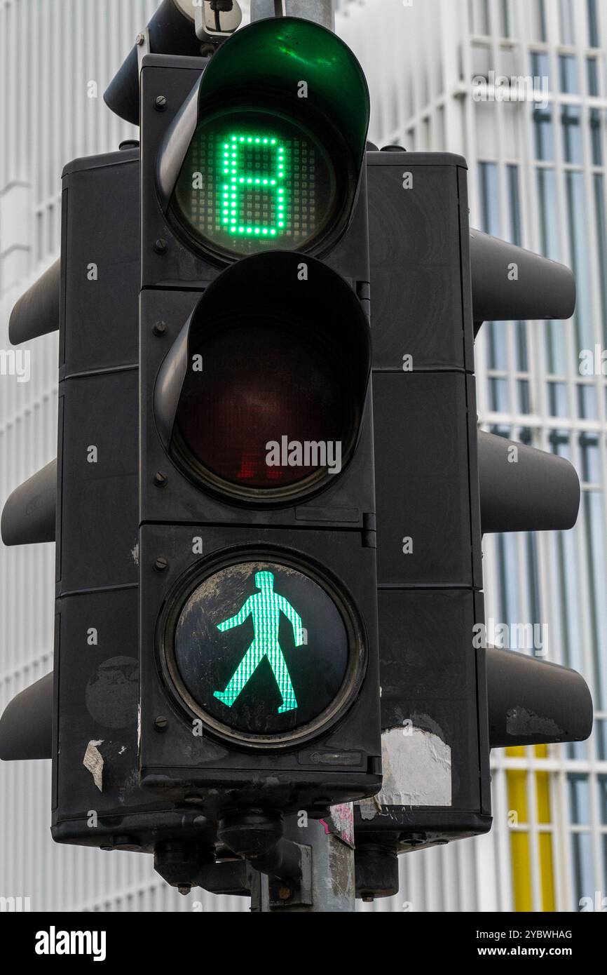 Nummer acht als Anzeige und grüne Ampel. Noch 8 Sekunden Zeit für Fußgänger, um die Straße zu überqueren. Stockfoto