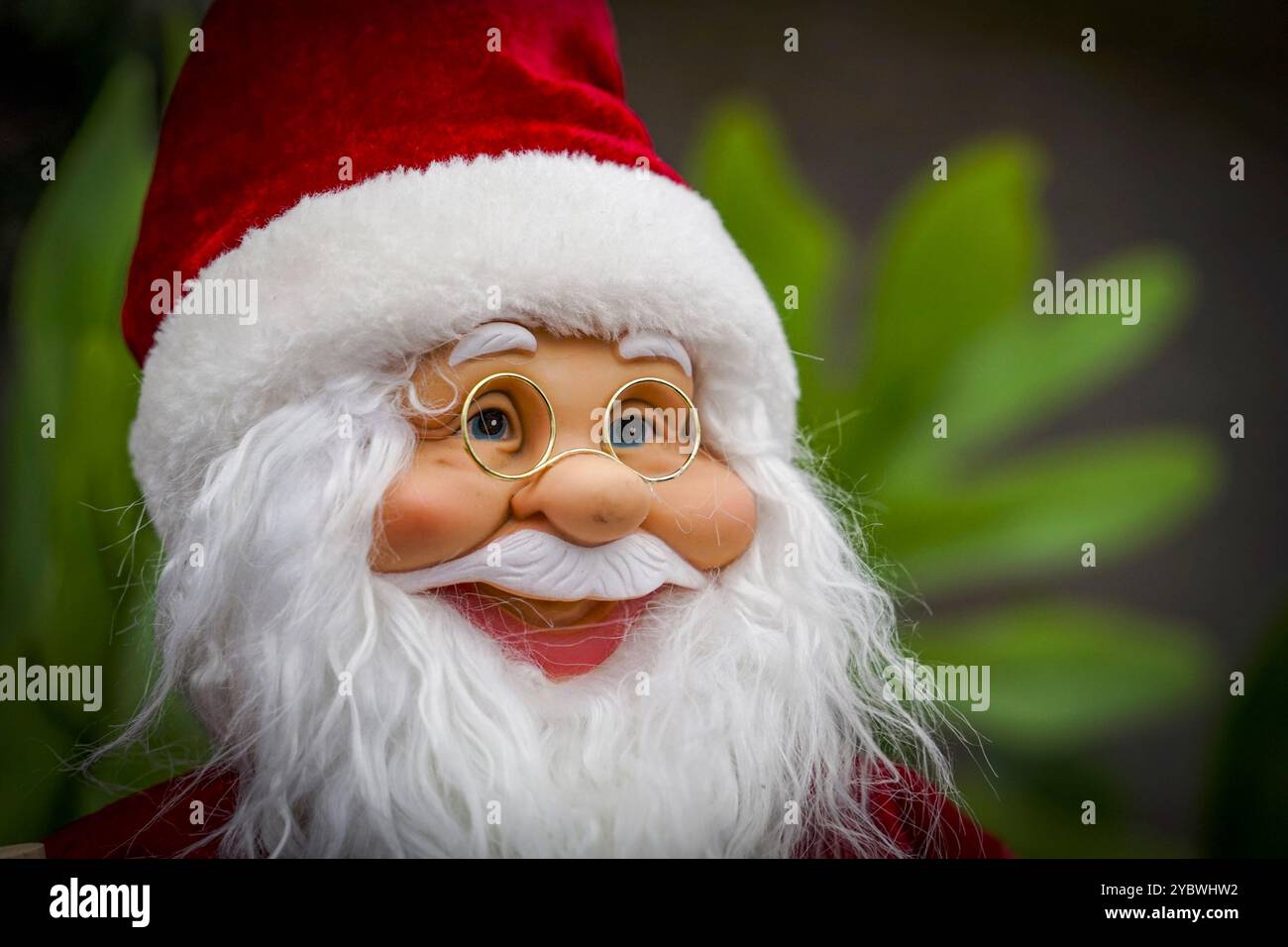 Deutschland. Festliche Weihnachten. Gesicht einer Weihnachtsmann-Puppe mit Brille. Traditionelle Außendekoration in Geschäften, weihnachtsmärkten oder Fußgängerzonen. Stockfoto