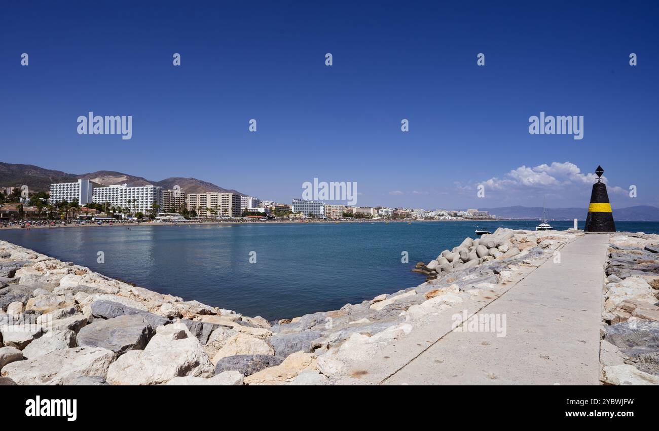 Der Blick auf Torremolinos von der Hafenmauer in Benalmadina Stockfoto