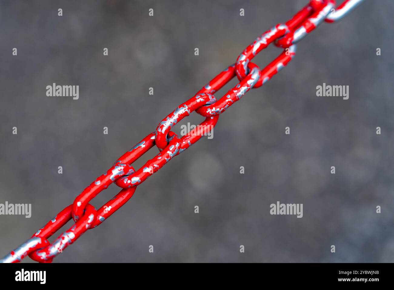 Auswahl: Silber und Rotes Kettenglied diagonal – sind Sie frei oder gefangen? Stockfoto