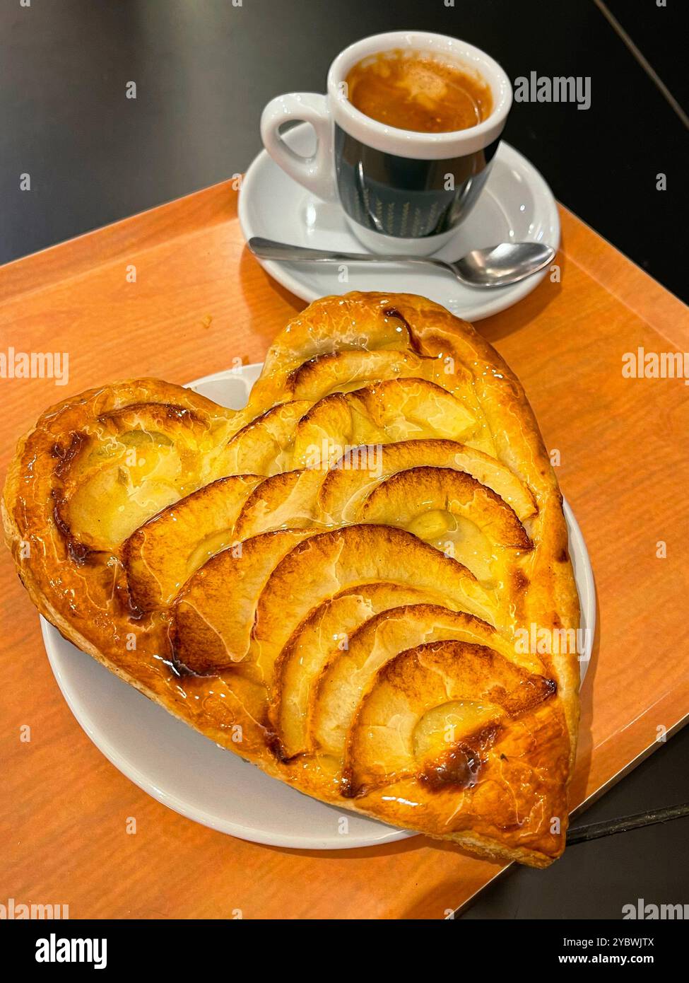 Herzförmiger Apfelkuchen und eine Tasse Kaffee. Stockfoto