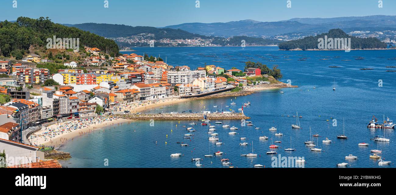 Touristenküste der Ria de Pontevedra mit kleinen Dörfern mit Stränden und Freizeitbooten in der Umgebung, Galicien. Stockfoto