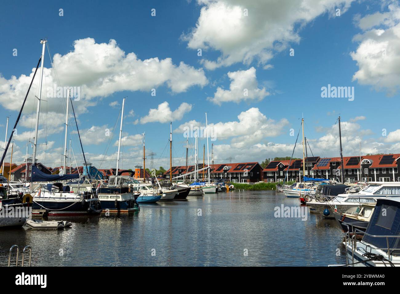 Der Reitdiephaven liegt am Reitdiep. Die berühmten farbigen Häuser sind einen Besuch Wert. Der Hafen liegt an der Ringstraße Groningen Stockfoto