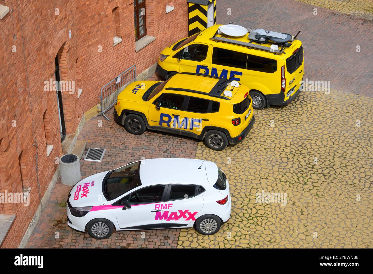 Krakau, Polen - 16. September 2022: RMF FM polnischer kommerzieller Radiosender, Autos mit Logo-Schild Stockfoto