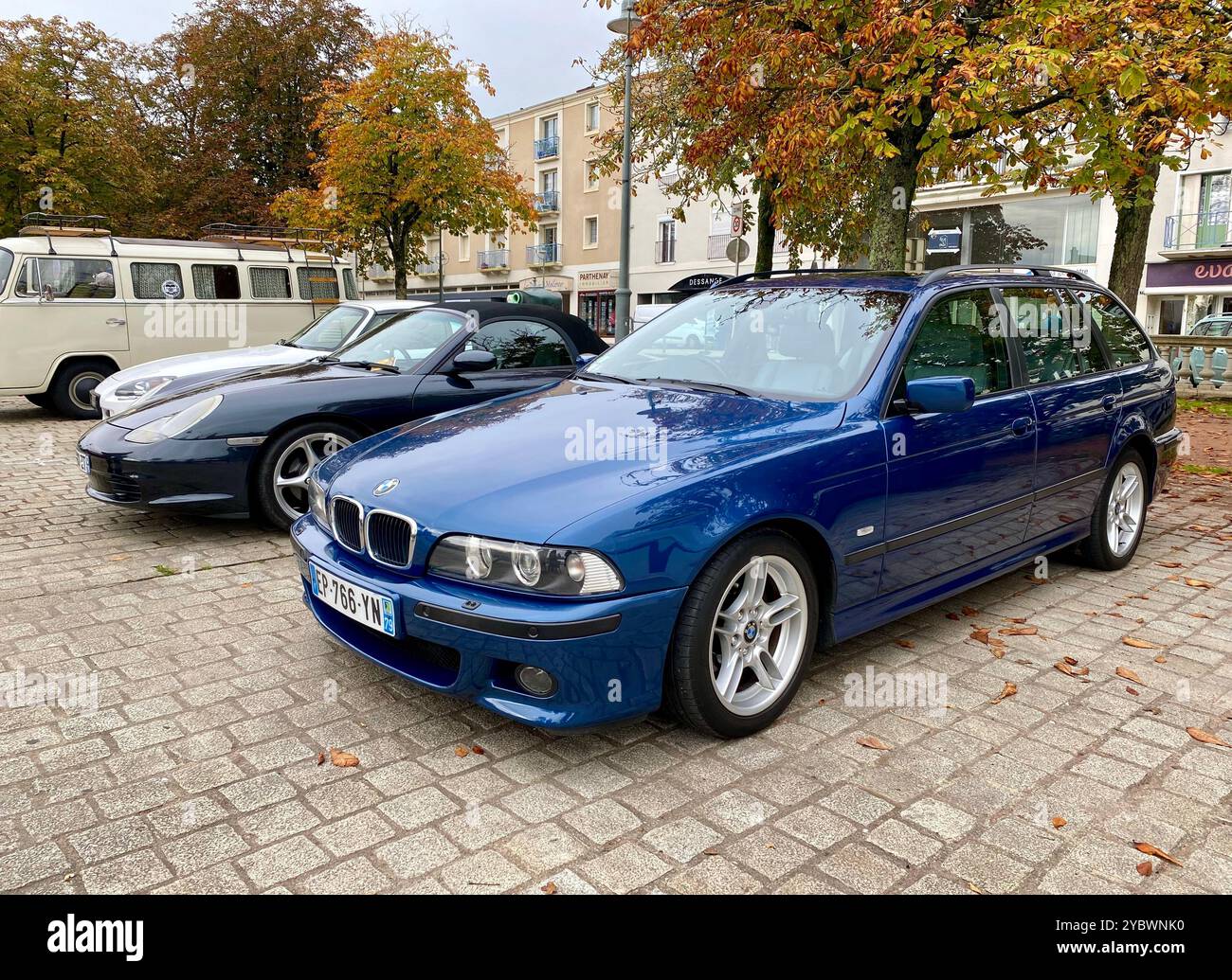 BMW E39 Tourensport - Smartphone-aufgenommenes Stockfoto
