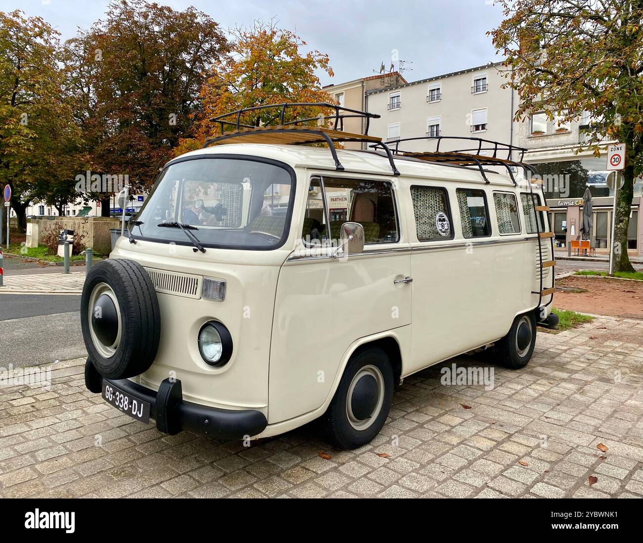 VW Transporter Wohnmobil - Smartphone-aufgenommenes Stockfoto