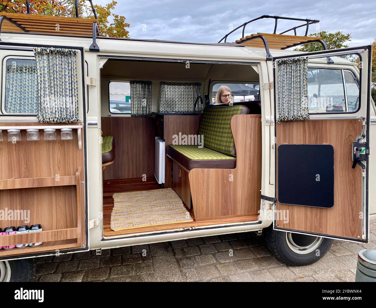 VW Transporter Wohnmobil - Smartphone-aufgenommenes Stockfoto
