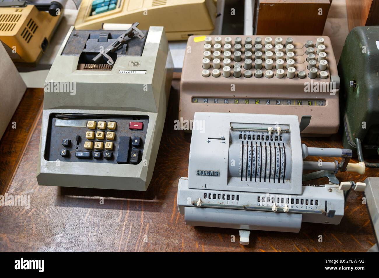Ein mechanischer Taschenrechner im Vintage-Stil fügt Maschinen hinzu, die auf der Auktion, Großbritannien, ausgestellt werden, einschließlich Modelle von Brunsviga und Olivetti Stockfoto