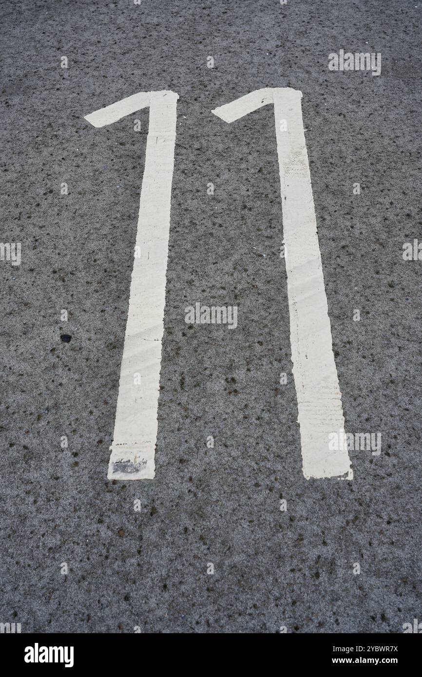 Lackierte Zahlen auf dem Asphalt von Nr. 1 bis Nr. 19 Stockfoto