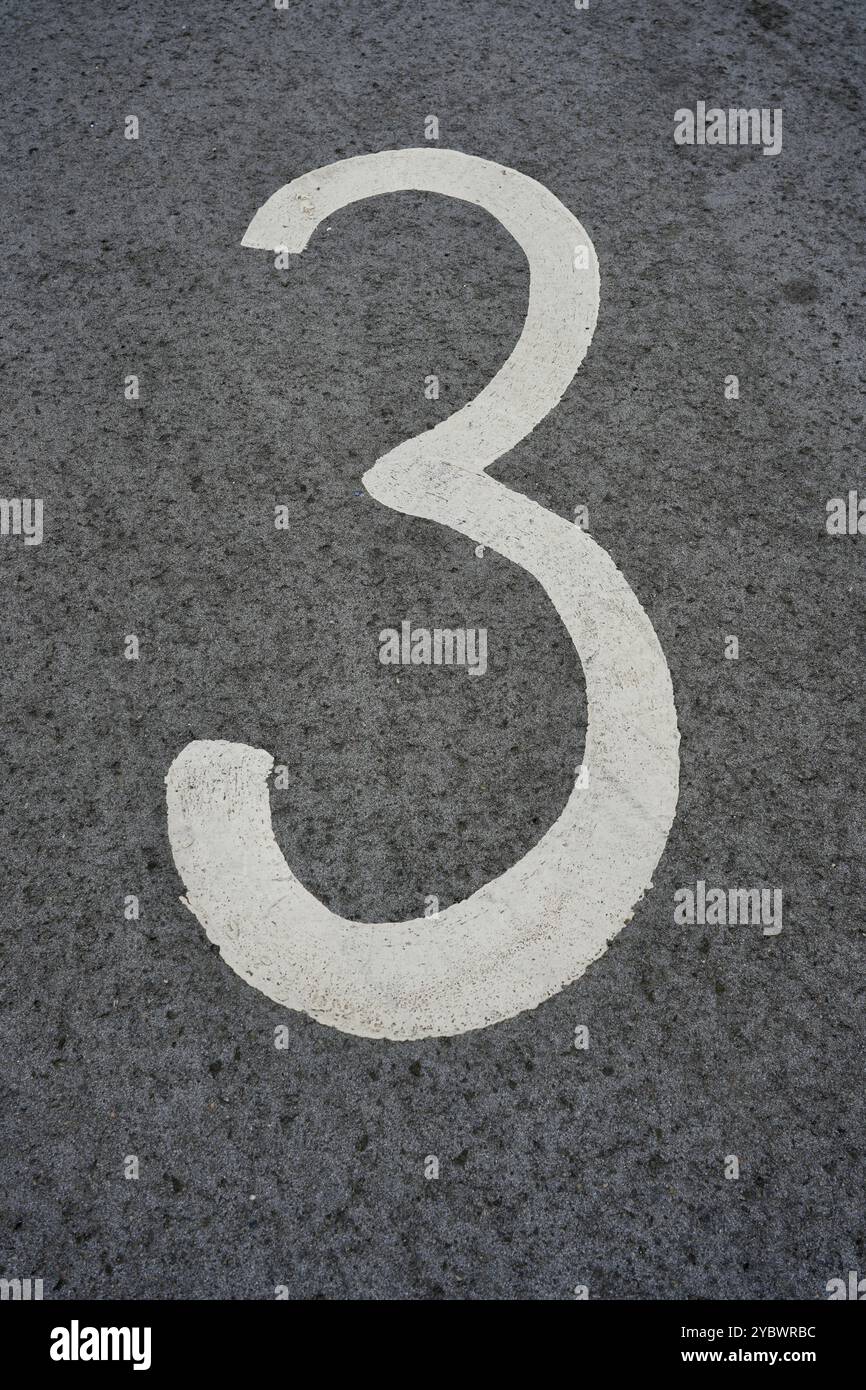 Lackierte Zahlen auf dem Asphalt von Nr. 1 bis Nr. 19 Stockfoto