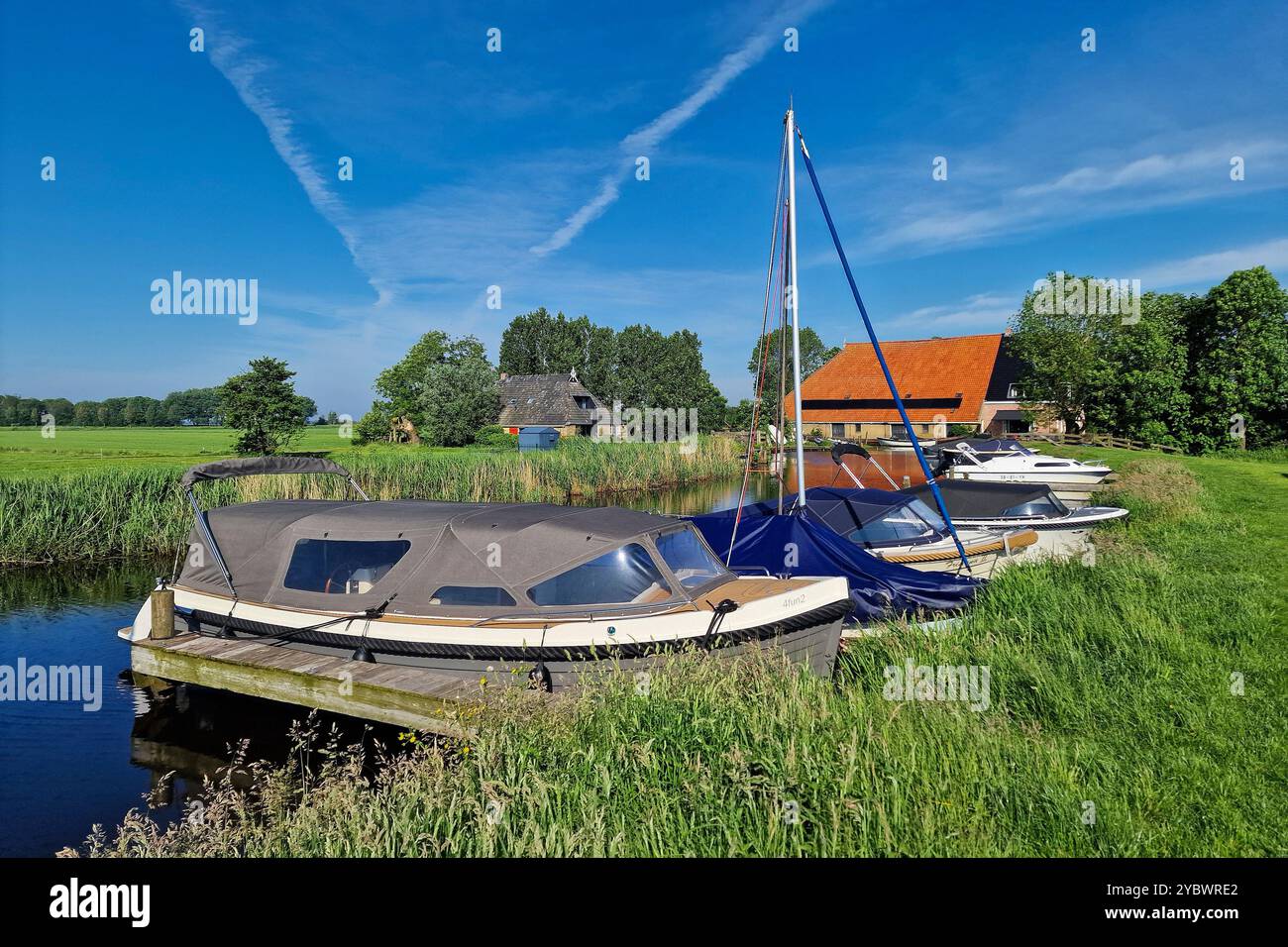Kleiner Yachthafen auf dem Campingplatz im Seengebiet der niederländischen Provinz Friesland Stockfoto
