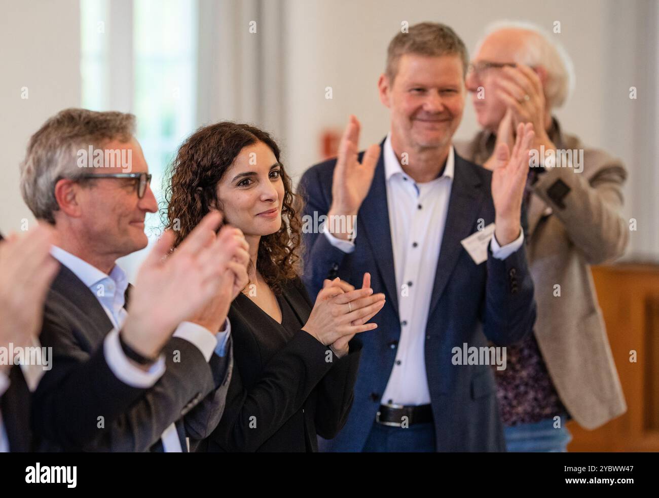 Stuttgart, Deutschland. Oktober 2024. Jessica Tatti (2. V. l. BSW) freut sich gemeinsam mit Manfred Hentz (3. V. l.) und weiteren Parteimitgliedern über die Gründung des Regionalverbandes Sahra Wagenknecht Allianz (BSW) Baden-Württemberg. Quelle: Christoph Schmidt/dpa/Alamy Live News Stockfoto