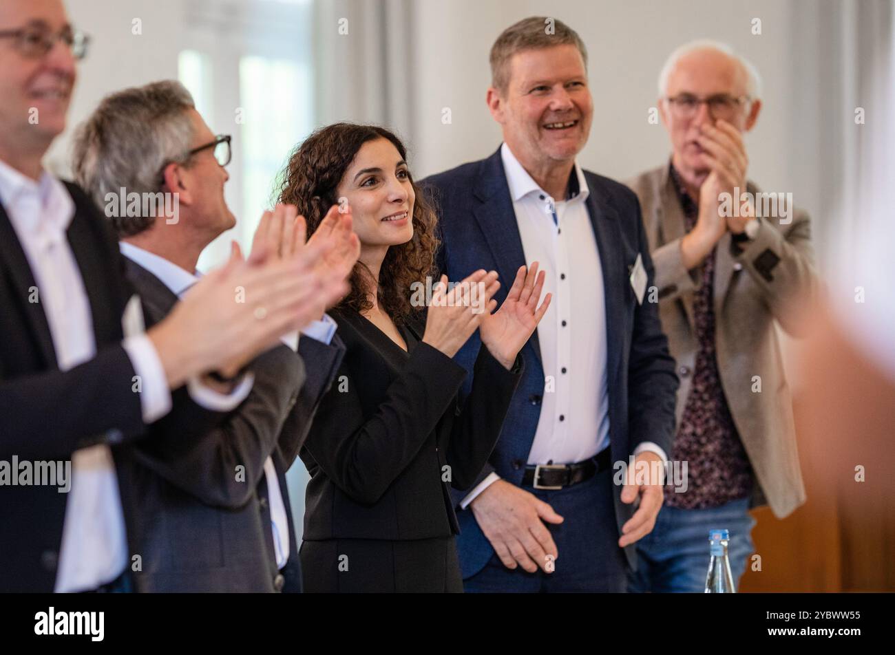 Stuttgart, Deutschland. Oktober 2024. Jessica Tatti (3. V. l. BSW) freut sich gemeinsam mit Manfred Hentz (4. V. l.) und weiteren Parteimitgliedern über die Gründung des Landesverbandes Sahra Wagenknecht (BSW) Baden-Württemberg. Quelle: Christoph Schmidt/dpa/Alamy Live News Stockfoto