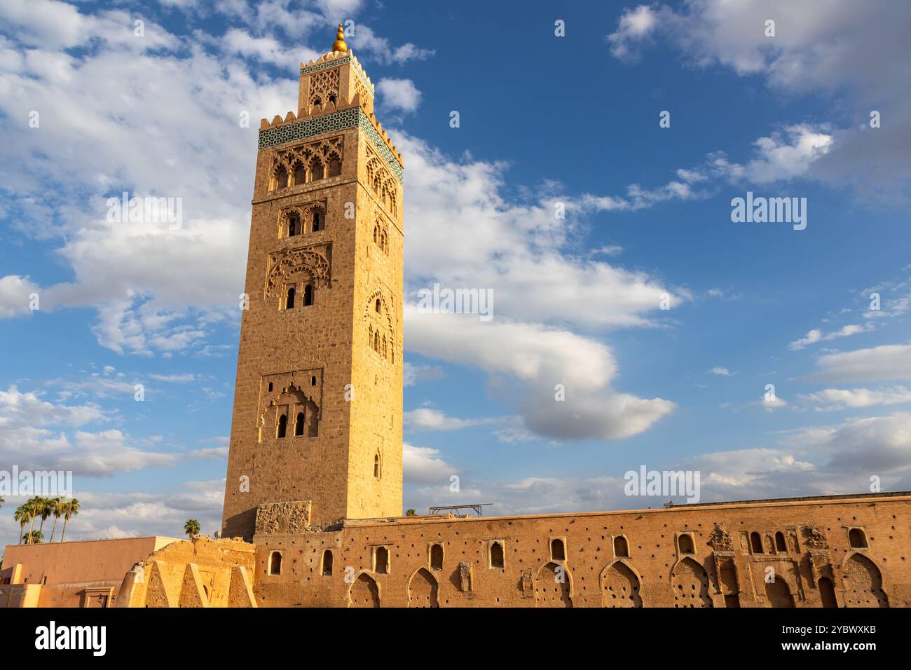 Lalla Hasna Park, grüner, gepflegter Park mit Springbrunnen, Bänken, Skulpturen, Palmen und Blumen, neben der Koutoubia Moschee Stockfoto