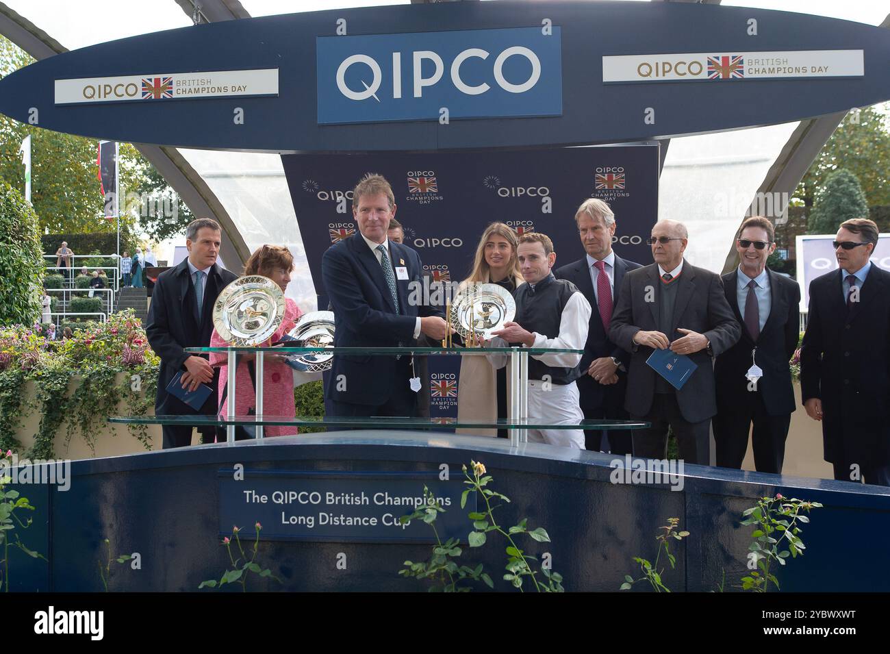 Ascot, Berkshire, Großbritannien. Oktober 2024. Die Präsentation Der Gewinner. KYPRIOS mit Jockey Ryan Moore gewinnt beim British Champions Day den QICPO British Champions Long Distance Cup, Gruppe 2, British Champions Series, Klasse 1 auf der Ascot Racecourse. Besitzer Moyglare, Trainer Aidan O’Brien, Irland, Züchter Moyglare Stud Farm Ltd Quelle: Maureen McLean/Alamy Live News Stockfoto