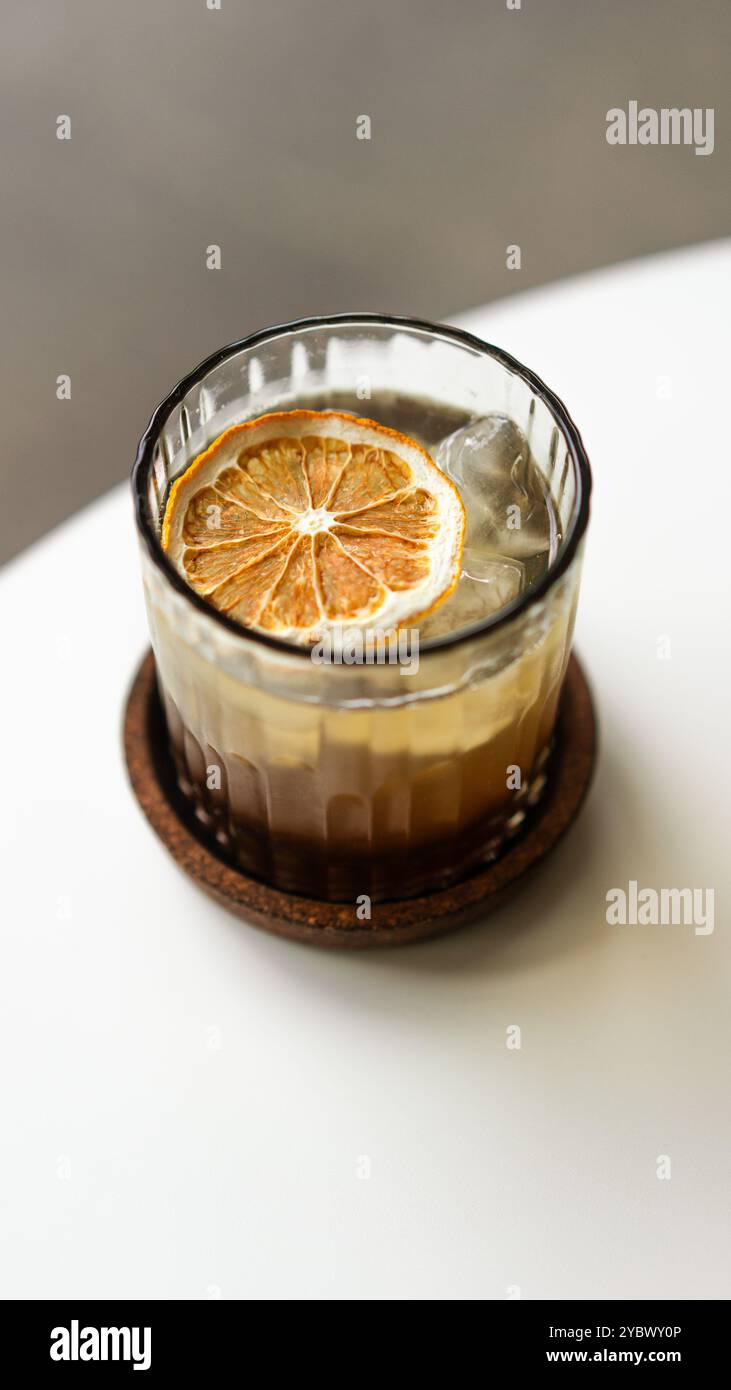 Ice Coffee Orange auf dem Tisch Stockfoto