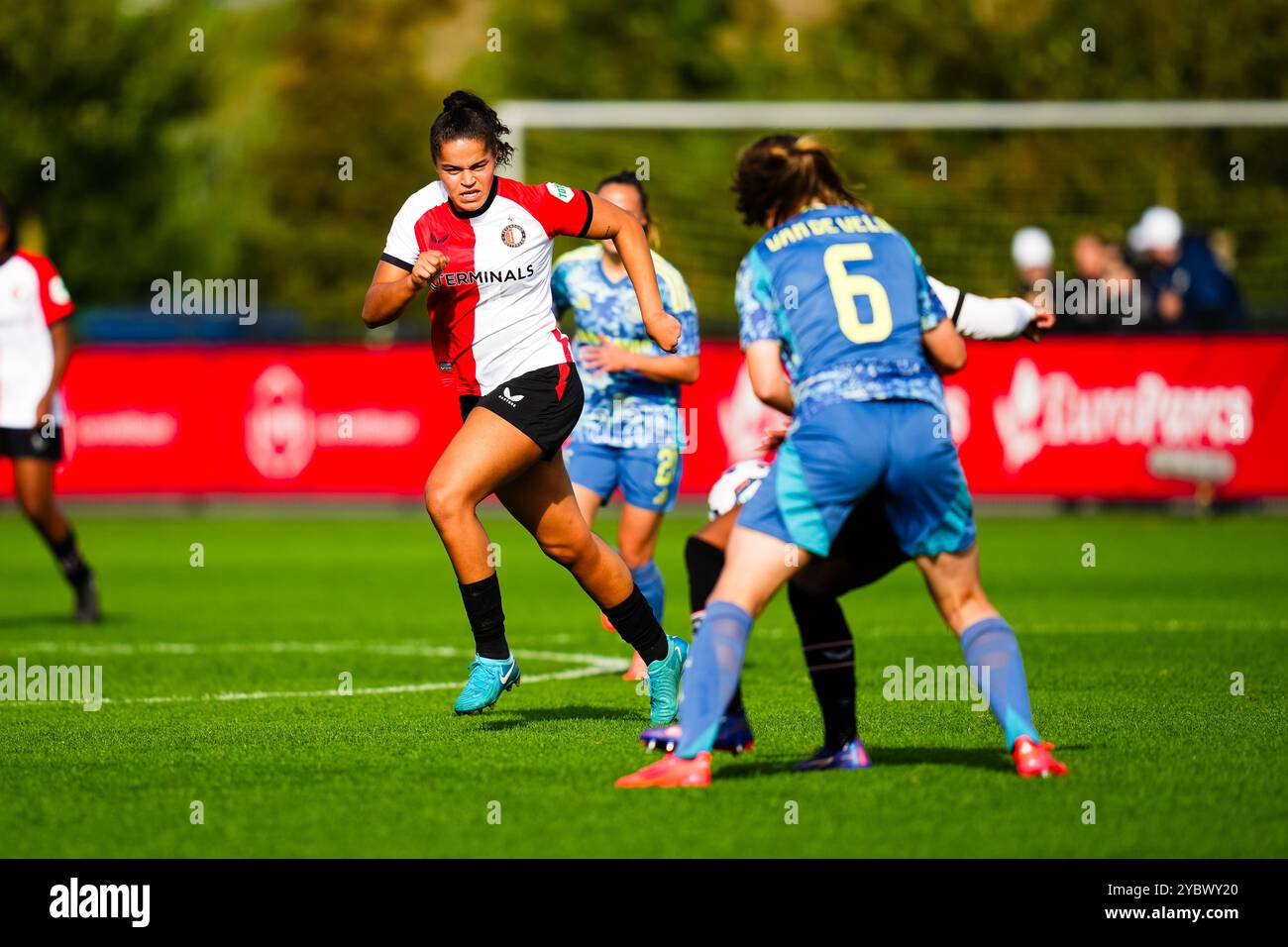 Rotterdam - Jada Conijnenberg von Feyenoord Rotterdam während der vierten Runde der Azerion Vrouwen Eredivisie in der Saison 2024/2025. Das Spiel findet zwischen Feyenoord V1 und Ajax V1 in Varkenoord am 20. Oktober 2024 in Rotterdam statt. (VK Sportphoto/Danny de Groot) Stockfoto