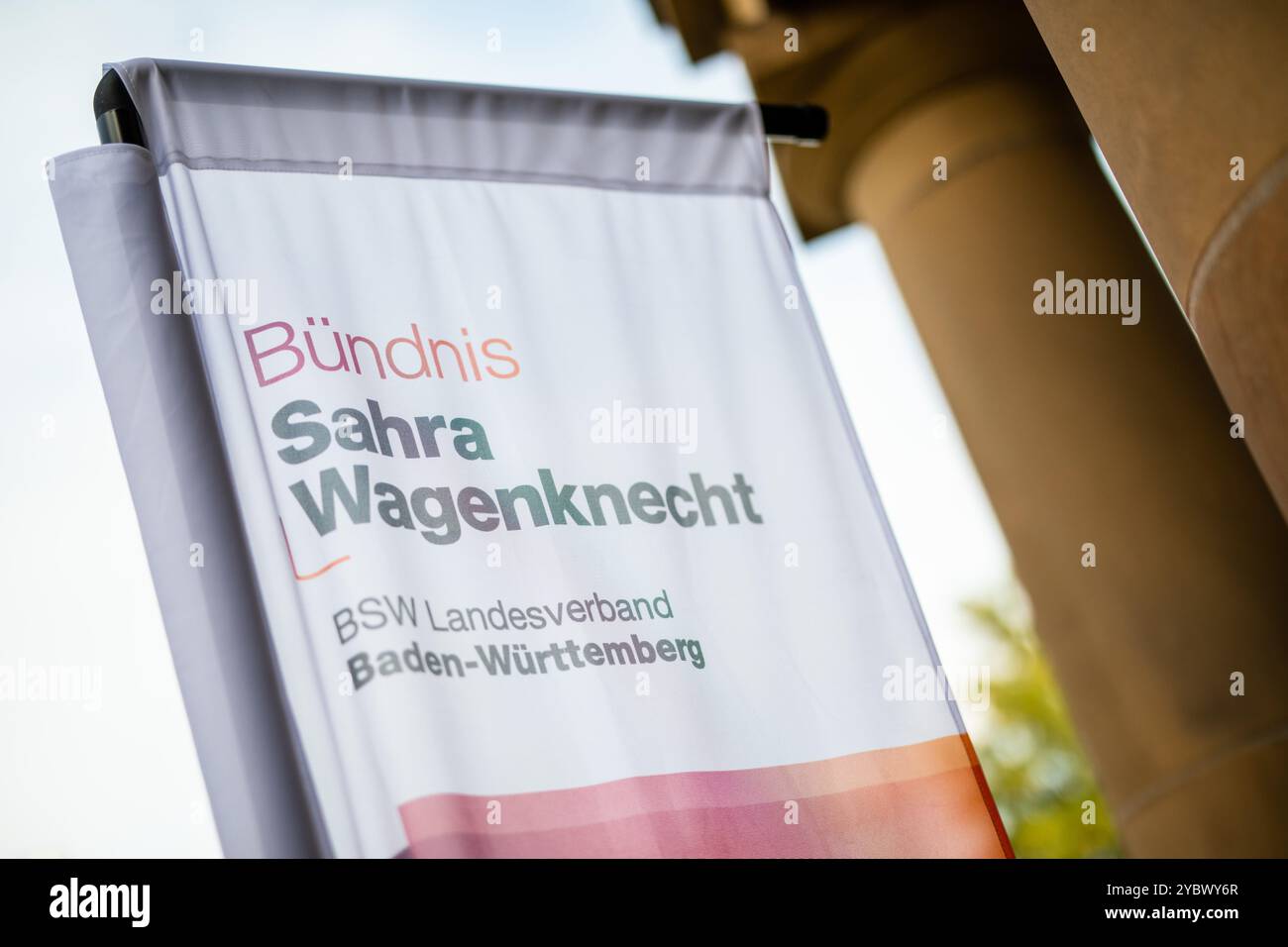 Stuttgart, Deutschland. Oktober 2024. Bündnis Sahra Wagenknecht, BSW Landesverband Baden-Württemberg, steht auf einem Stand während der Gründungsveranstaltung des Landesverbandes. Quelle: Christoph Schmidt/dpa/Alamy Live News Stockfoto