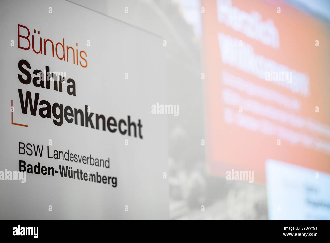 Stuttgart, Deutschland. Oktober 2024. Bündnis Sahra Wagenknecht, BSW Landesverband Baden-Württemberg, steht auf einem Stand während der Gründungsveranstaltung des Landesverbandes. Quelle: Christoph Schmidt/dpa/Alamy Live News Stockfoto