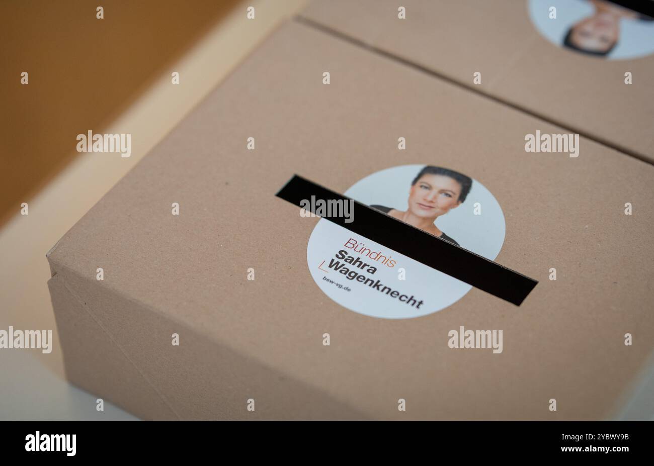 Stuttgart, Deutschland. Oktober 2024. Stimmzettel für Stimmzettel liegen während der Gründungsveranstaltung des Landesverbandes Bündnis Sahra Wagenknecht (BSW) auf einem Tisch. Quelle: Christoph Schmidt/dpa/Alamy Live News Stockfoto