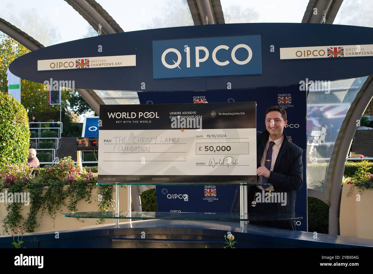 Ascot, Berkshire, Großbritannien. Oktober 2024. Ein Scheck über 50.000 £ für die Christy Lambe Foundation beim QIPCO British Champions Day auf der Ascot Racecourse in Berkshire. Quelle: Maureen McLean/Alamy Live News Stockfoto