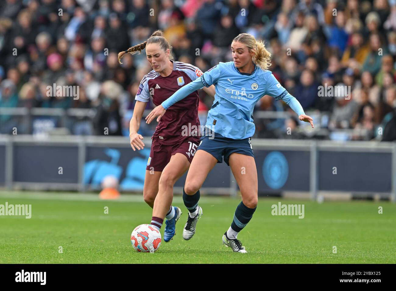 Jill Roord von Manchester City Women hält Lucy Parker von Aston Villa Women beim Barclays Women's Super League Match Manchester City Women vs Aston Villa Women im Joie Stadium, Manchester, Großbritannien, 20. Oktober 2024 (Foto: Cody Froggatt/News Images) Stockfoto