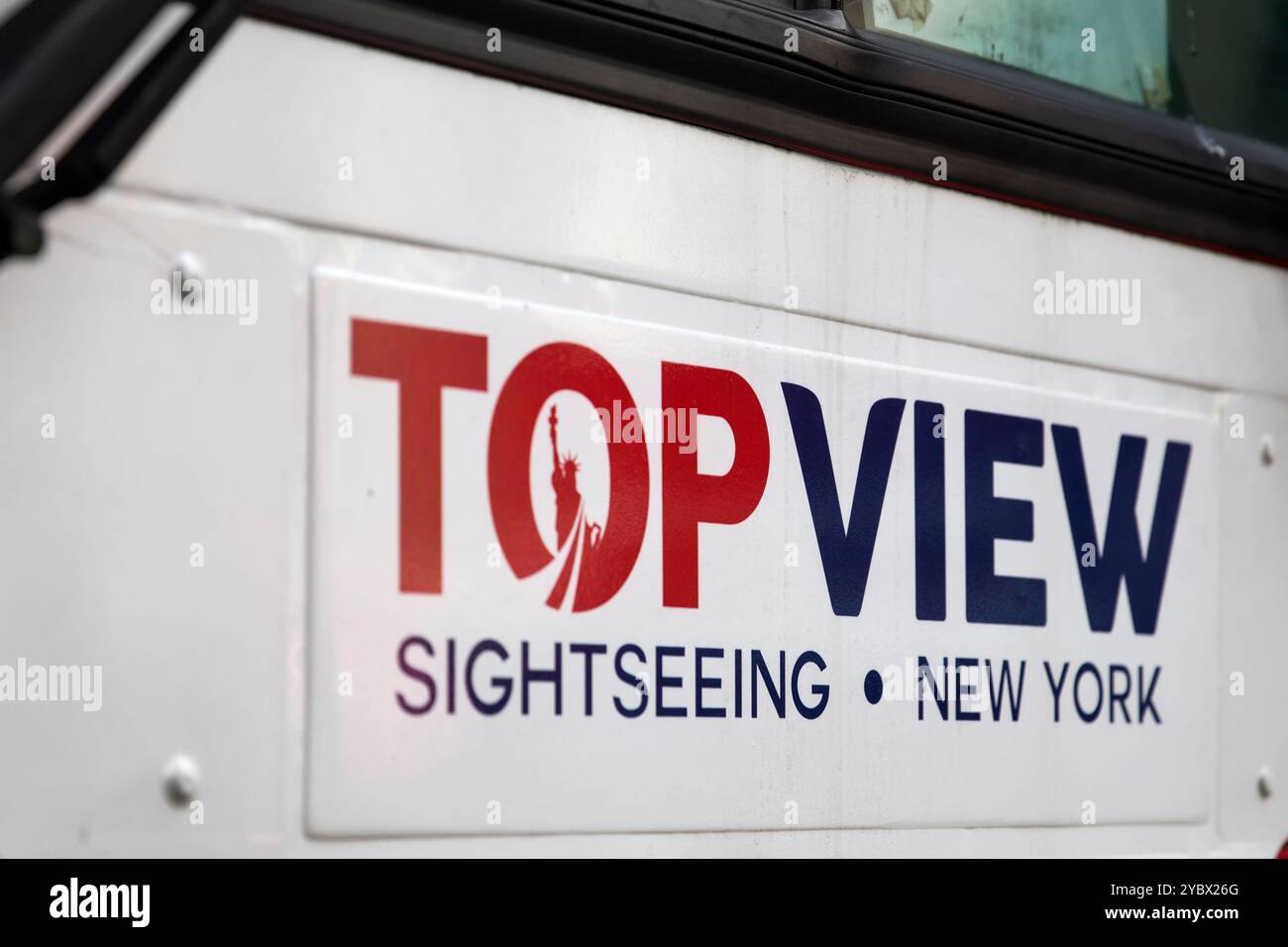 New York, USA - 31. August 2017: Detail des TopView Sightseeing-Busses auf der Straße von New York, USA. Dieser Doppeldeckerbus fährt durch die geschäftige Straße Stockfoto