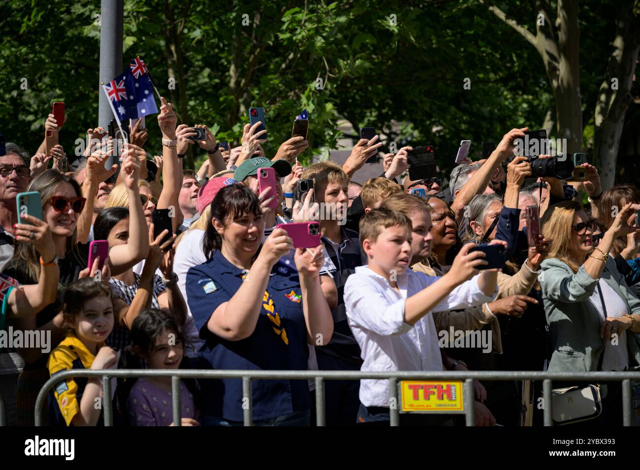 Sydney, Australien. Oktober 2024. Die Massen, die sehnsüchtig auf den ersten öffentlichen Auftritt der Royals warteten. König Charles und Königin Camilla hatten ihren ersten öffentlichen Auftritt in Sydney, als der Besuch der Royals in Australien begann. Sie trafen sich vor der St. Thomas Anglican Church in North Sydney, nachdem sie einen Gottesdienst besucht hatten. Ihre Majesties werden vom 18. Bis 23. Oktober 2024 in Australien sein, und die Reise markiert König Karls ersten Besuch in Australien als Sovereign. Quelle: SOPA Images Limited/Alamy Live News Stockfoto