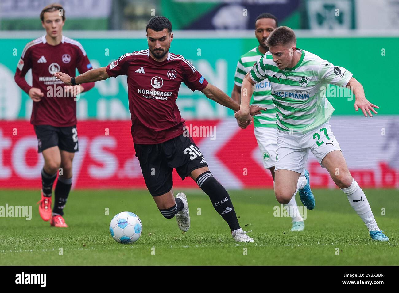 Deutschland. Oktober 2024. Fussball 2. Bundesliga 9. Spieltag SpVgg Greuther Fürth - 1. FC Nürnberg am 20.10.2024 im Sportpark Ronhof in Fürth Mahir Emreli ( Nürnberg ), links - Luca Itter ( Fürth ), rechts DFL-Vorschriften verbieten jede Verwendung von Fotografien als Bildsequenzen und/oder Quasi-Video. Foto: Revierfoto Credit: ddp Media GmbH/Alamy Live News Stockfoto