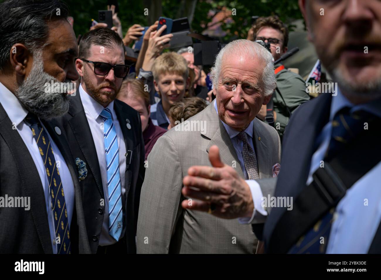 Sydney, Australien. Oktober 2024. König Charles wird von seinen Sicherheitsbeamten begleitet. König Charles und Königin Camilla hatten ihren ersten öffentlichen Auftritt in Sydney, als der Besuch der Royals in Australien begann. Sie trafen sich vor der St. Thomas Anglican Church in North Sydney, nachdem sie einen Gottesdienst besucht hatten. Ihre Majesties werden vom 18. Bis 23. Oktober 2024 in Australien sein, und die Reise markiert König Karls ersten Besuch in Australien als Sovereign. Quelle: SOPA Images Limited/Alamy Live News Stockfoto