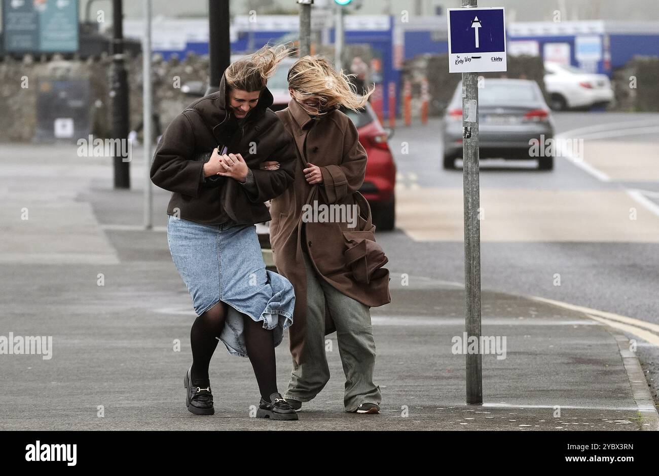 Die Menschen kämpfen, im Wind auf der Promenade in Salthill, Galway zu laufen, als ein Met Eireann Orange Alarm für Kerry, Leitrim, Sligo, Clare, Donegal, Mayo und Galway traten am Sonntag um 10:00 Uhr in Kraft und werden bis 20:00 Uhr stattfinden, während Storm Ashley über die Insel Irland fliegt. Der Wettervorhersage sagte, dass der erste benannte Sturm der Saison sehr starke und böige Süd-Süd-West-Winde mit hohen Frühlingszeiten bringen würde. Die bedeckten Grafschaften konnten Böen von bis zu 130 km/h sehen. Bilddatum: Sonntag, 20. Oktober 2024. Stockfoto