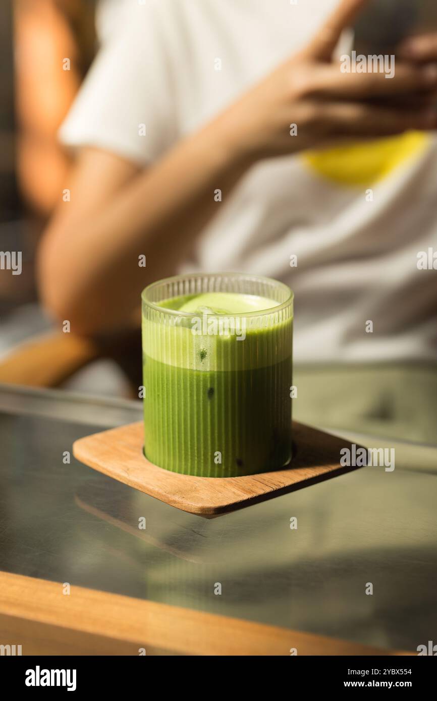 Genießen Sie die lebhaften Aromen des grünen Iced Matcha Tees, eine perfekte Mischung aus Tradition und Erfrischung, ideal zum Abkühlen an einem warmen Nachmittag. Stockfoto