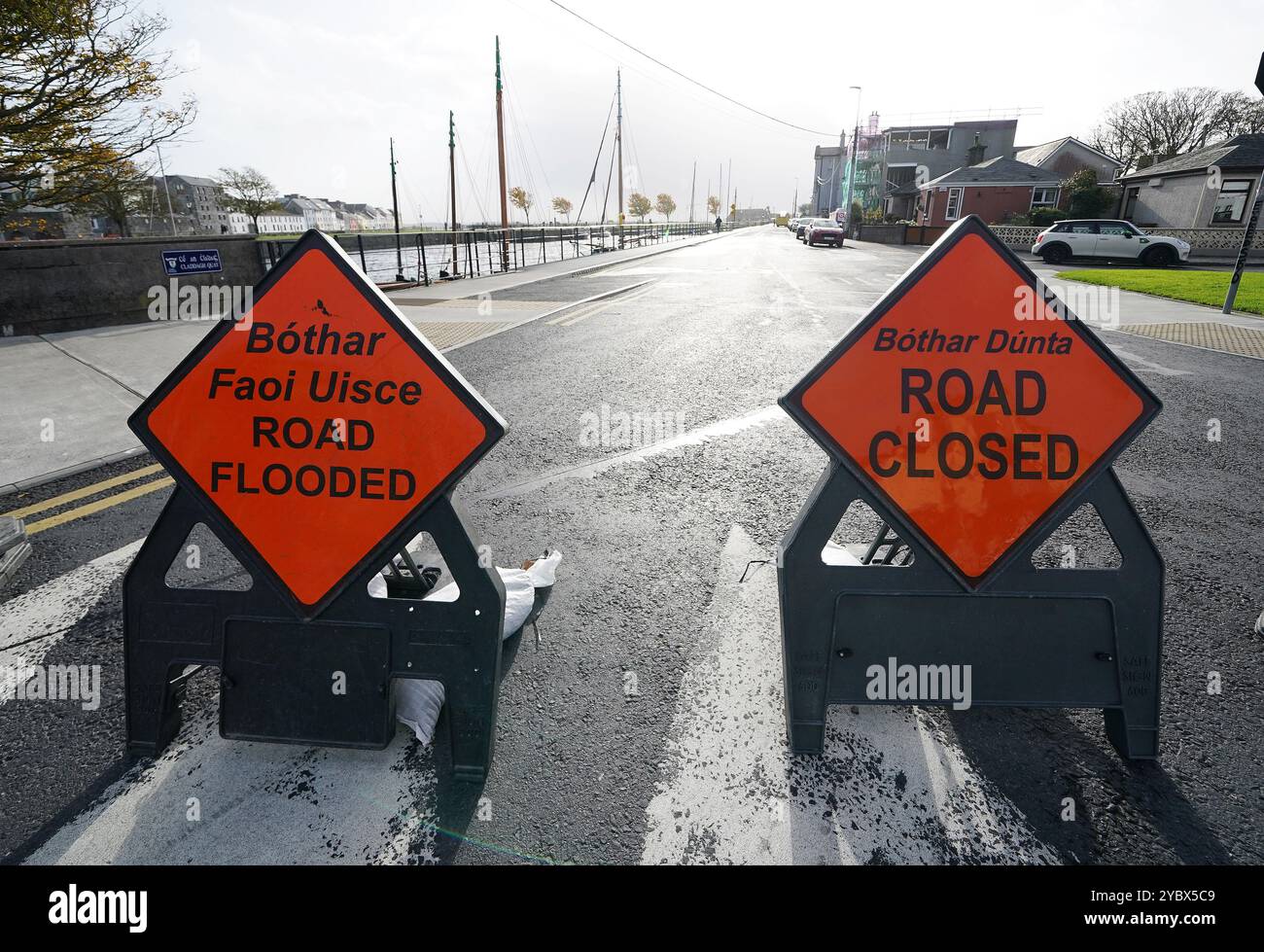 Straßenschilder im Stadtzentrum von Galway, als Met Eireann Orange Warnung für Kerry, Leitrim, Sligo, Clare, Donegal, Mayo und Galway traten am Sonntag um 10:00 Uhr in Kraft und werden bis 20:00 Uhr stattfinden, während Storm Ashley über die Insel Irland fliegt. Der Wettervorhersage sagte, dass der erste benannte Sturm der Saison sehr starke und böige Süd-Süd-West-Winde mit hohen Frühlingszeiten bringen würde. Die bedeckten Grafschaften konnten Böen von bis zu 130 km/h sehen. Bilddatum: Sonntag, 20. Oktober 2024. Stockfoto