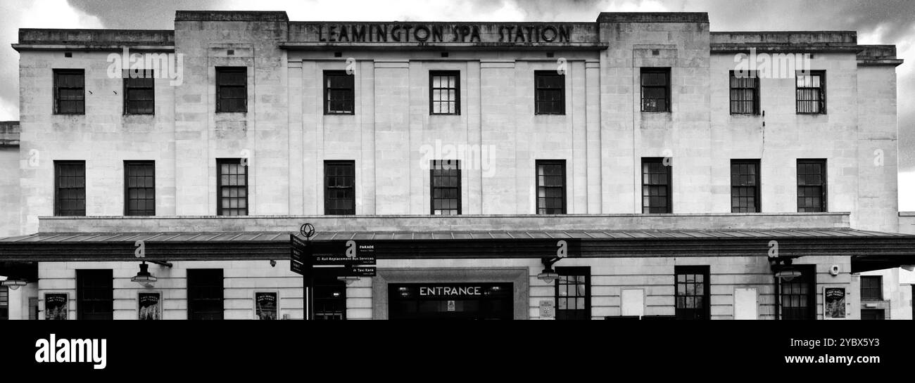 Das Art Deco entwarf das Bahnhofsgebäude im Royal Leamington Spa in Warwickshire, England, Großbritannien Stockfoto