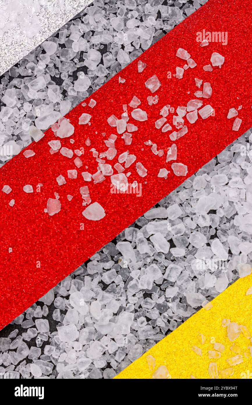 Diese Abbildung zeigt eine Nahaufnahme einer Oberfläche mit drei unterschiedlichen farbigen Streifen: Weiß, rot und gelb. Stockfoto