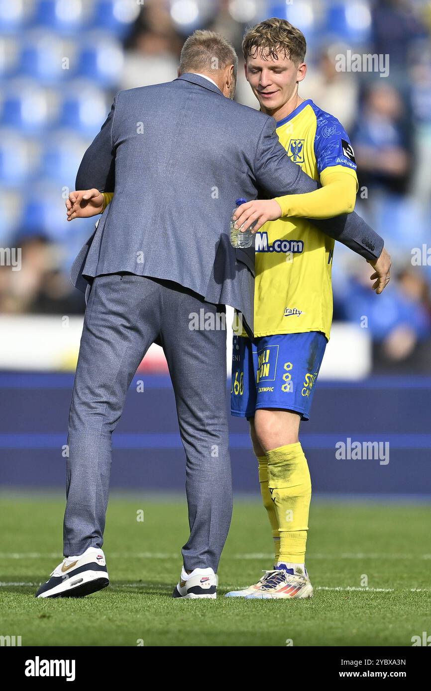 Genk, Belgien. Oktober 2024. Genks Cheftrainer Thorsten Fink und Robert-Jan Vanwesemael von STVV wurden nach einem Fußballspiel zwischen KRC Genk und STVV am Sonntag, den 20. Oktober 2024 in Genk, am 11. Tag der Saison 2024-2025 der ersten Liga der belgischen Meisterschaft, dargestellt. BELGA FOTO JOHAN EYCKENS Credit: Belga News Agency/Alamy Live News Stockfoto