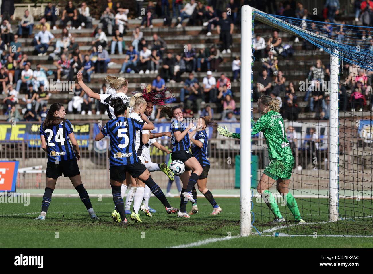 Mailand, Italien. Oktober 2024. Amalie Jorgensen Vangsgaard von Juventus feuert in den letzten Minuten des Serie A Femminile Matches in der Arena Civica Gianni Brera, Mailand, eine Anstrengung, die weit über die Marke hinausreicht. Der Bildnachweis sollte lauten: Jonathan Moscrop/Sportimage Credit: Sportimage Ltd/Alamy Live News Stockfoto