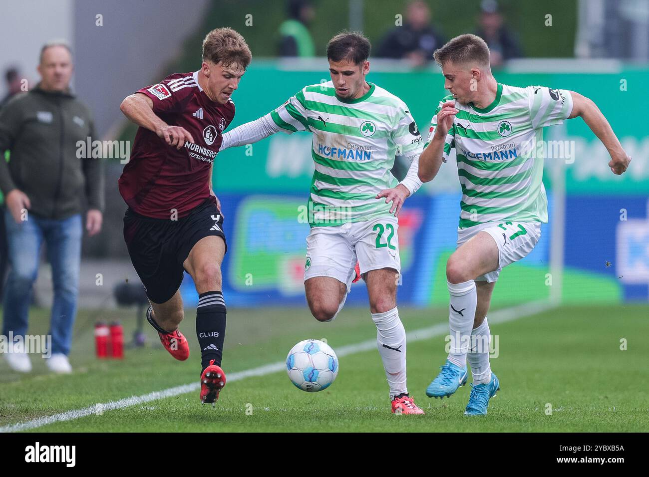 Deutschland. Oktober 2024. Fussball 2. Bundesliga 9. Spieltag SpVgg Greuther Fürth - 1. FC Nürnberg am 20.10.2024 im Sportpark Ronhof in Fürth Finn Jeltsch ( Nürnberg ), links - Nemanja Motika ( Fürth ), mitte - Luca Itter ( Fürth ), rechts DFL-Vorschriften verbieten jede Verwendung von Fotografien als Bildsequenzen und/oder Quasi-Video. Foto: Revierfoto Credit: ddp Media GmbH/Alamy Live News Stockfoto