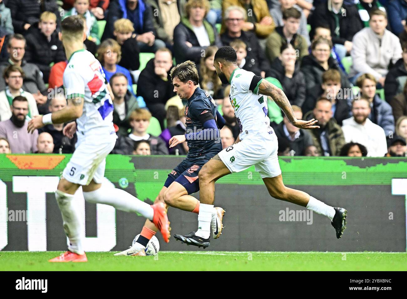 Groningen, Niederlande. Oktober 2024. GRONINGEN, 20-10-2024, Euroborg, niederländische Eredivisie, Saison 2024/2025, Groningen - Utrecht, Taylor Booth und Marvin Peersman des FC Groningen Credit: Pro Shots/Alamy Live News Stockfoto