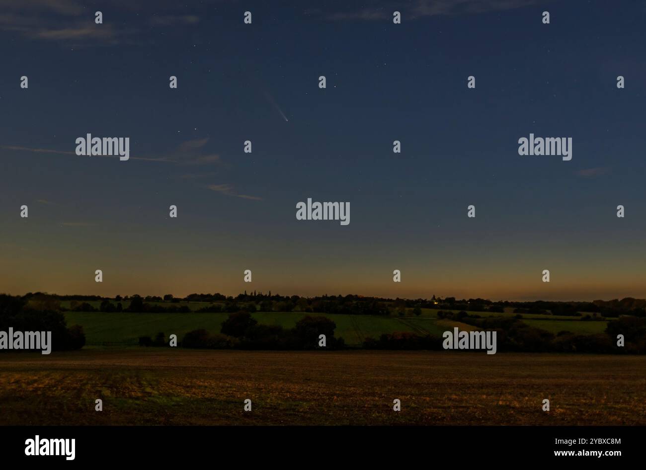 Der C2023 A3 (Tsuchinshan-ATLAS) Komet über einem ländlichen Gebiet von Suffolk, Großbritannien Stockfoto