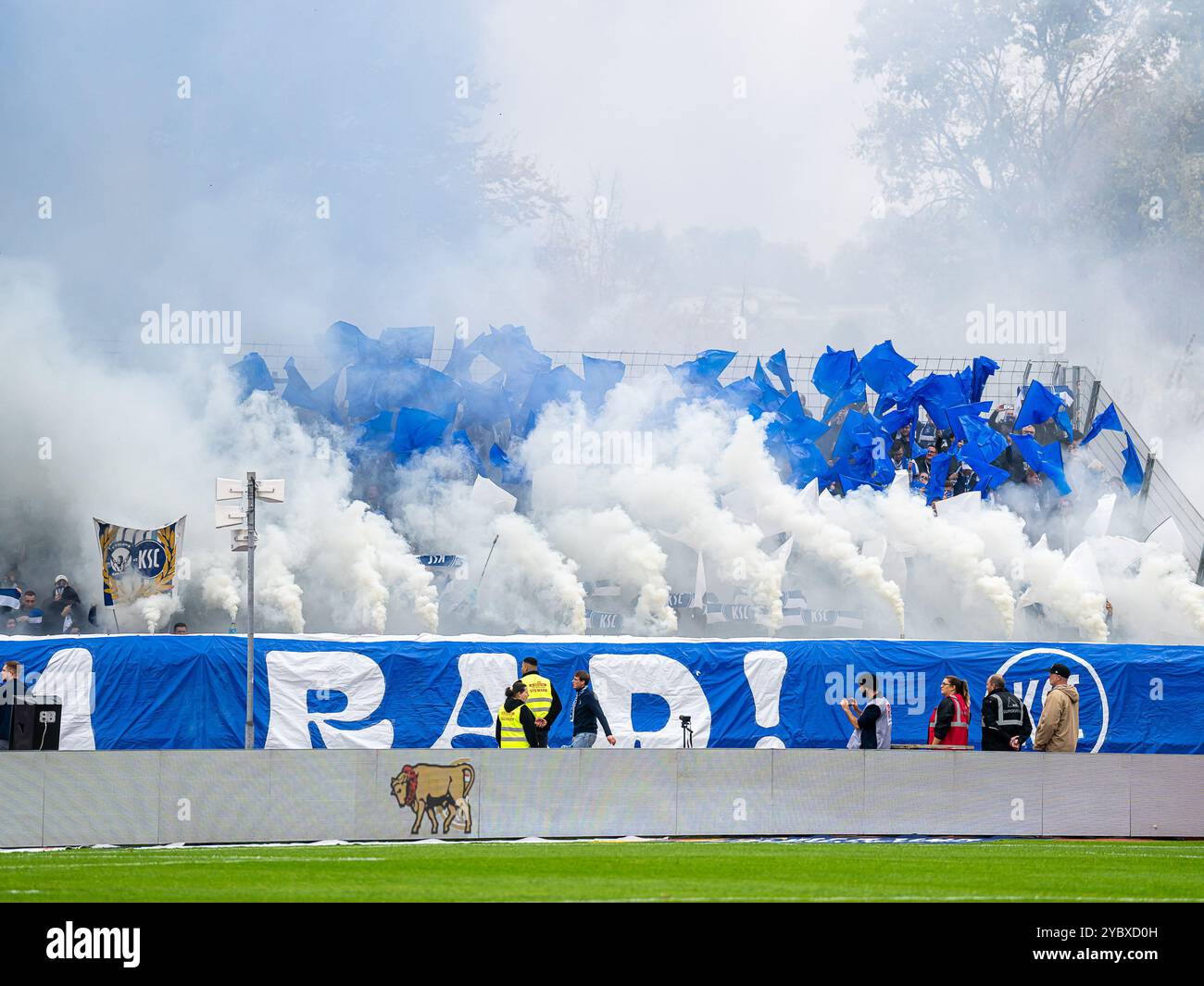 Die Fans des Karlsruher SC zuenden Bengalos, GER, SSV Ulm 1846 vs. Karlsruher SC, Fussball, 2. Bundesliga, Spielzeit 2024/2025, 20.10.2024, DFB/DFL-Vorschriften verbieten jede Verwendung von Fotografien als Bildsequenzen und/oder Quasi-Video. Foto: EIBNER/Michael Schmidt Stockfoto