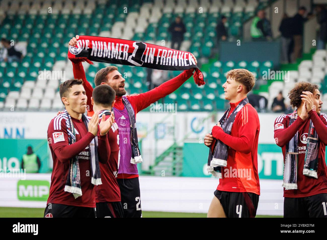 20. Oktober 2024, Bayern, Fürth: Fußball: Bundesliga 2, SpVgg Greuther Fürth - 1. FC Nürnberg, Spieltag 9 im Sportpark Ronhof Thomas Sommer. "Die Nummer eins in Franken" steht auf einem Schal, den der Nürnberger Spieler Enrico Valentini nach der letzten Pfeife aufhält. Foto: Daniel Karmann/dpa - WICHTIGER HINWEIS: Gemäß den Vorschriften der DFL Deutschen Fußball-Liga und des DFB Deutschen Fußball-Bundes ist es verboten, im Stadion und/oder des Spiels aufgenommene Fotografien in Form von sequenziellen Bildern und/oder videoähnlichen Fotoserien zu verwenden oder zu nutzen. Stockfoto