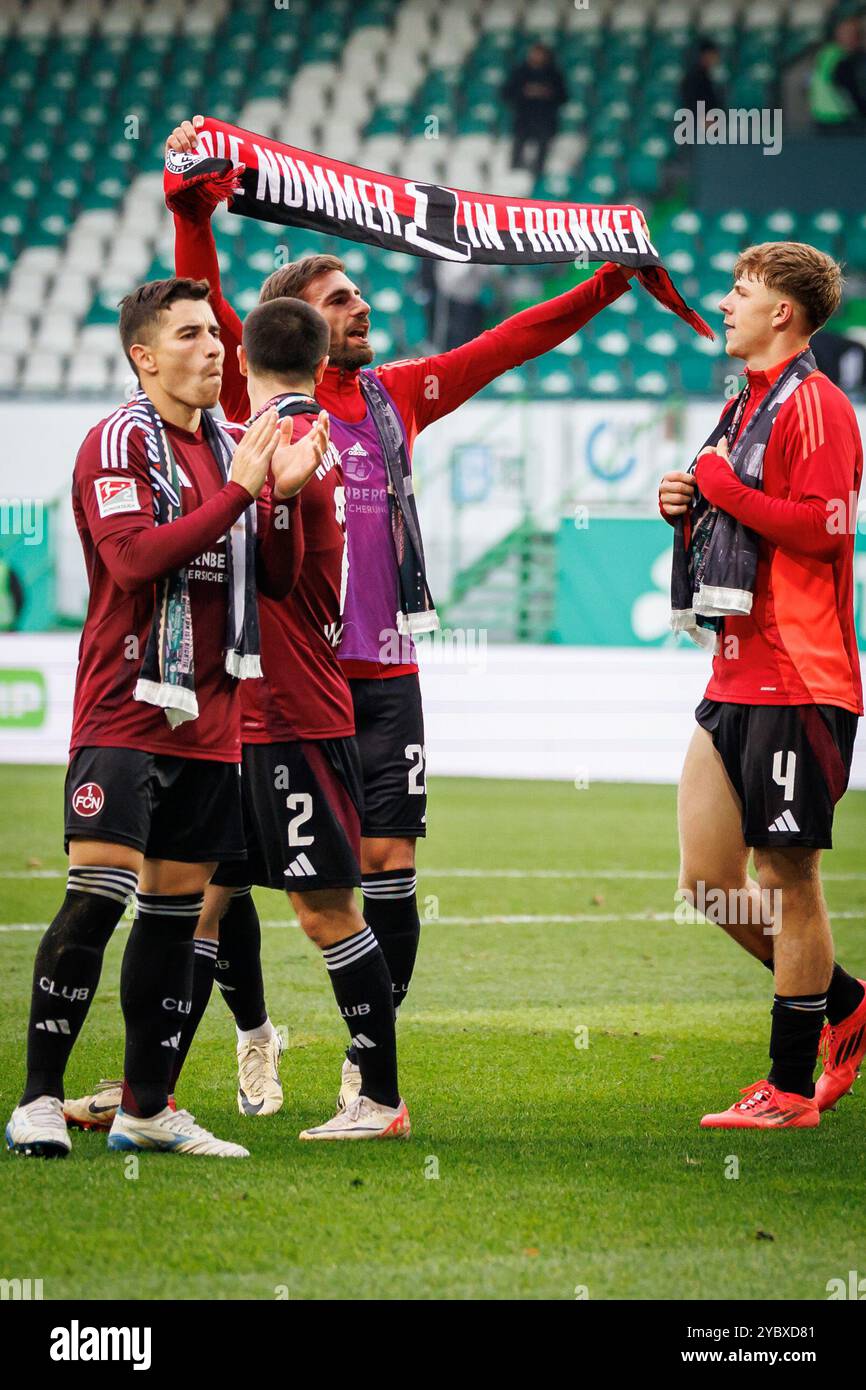 20. Oktober 2024, Bayern, Fürth: Fußball: Bundesliga 2, SpVgg Greuther Fürth - 1. FC Nürnberg, Spieltag 9 im Sportpark Ronhof Thomas Sommer. "Die Nummer eins in Franken" steht auf einem Schal, den der Nürnberger Spieler Enrico Valentini nach der letzten Pfeife aufhält. Foto: Daniel Karmann/dpa - WICHTIGER HINWEIS: Gemäß den Vorschriften der DFL Deutschen Fußball-Liga und des DFB Deutschen Fußball-Bundes ist es verboten, im Stadion und/oder des Spiels aufgenommene Fotografien in Form von sequenziellen Bildern und/oder videoähnlichen Fotoserien zu verwenden oder zu nutzen. Stockfoto