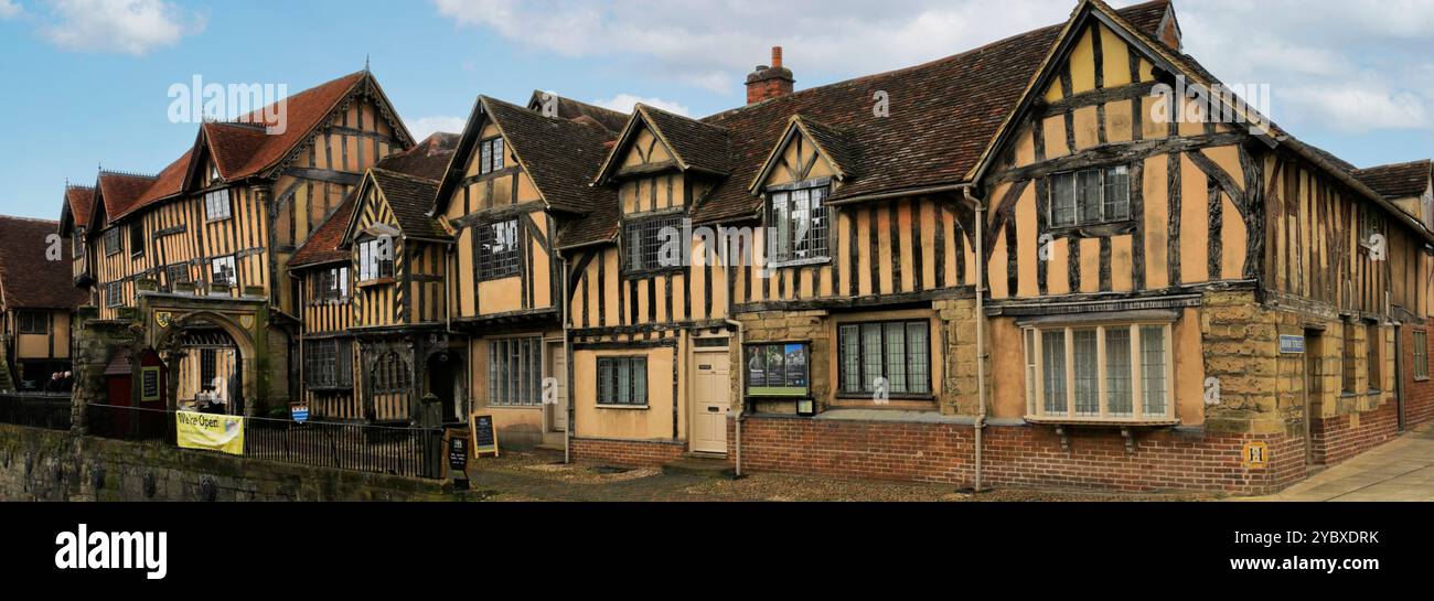 Die Fachwerkfassade des Lord Leycester Hospital in Warwick Town Warwickshire, England; Großbritannien Stockfoto